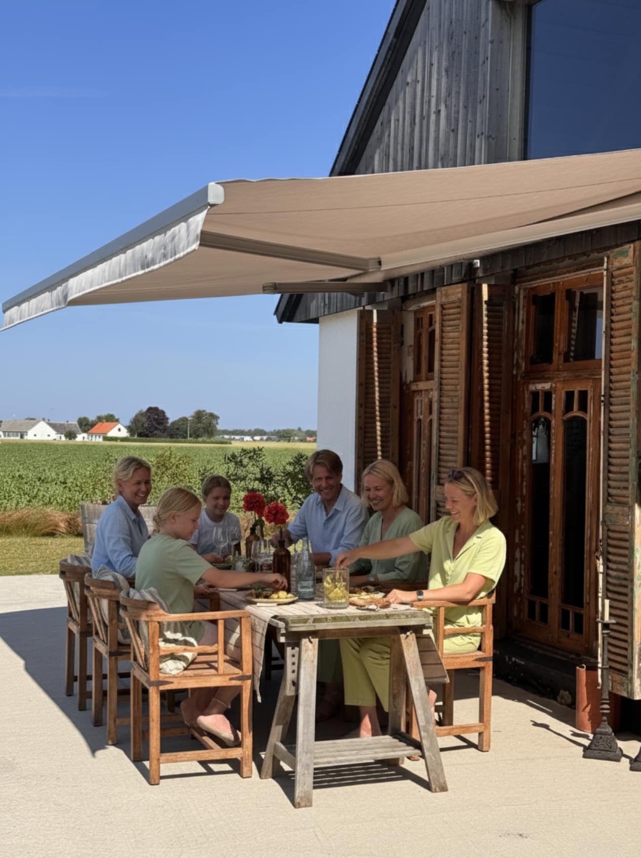 stor, grå terrassemarkise på en villa.