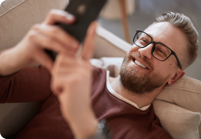 mann som bestiller solskjerming fra telefonen fra Billy og betaler senere.